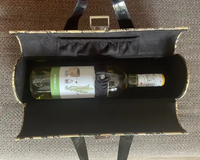 Bottle holder (wine purse) in Bags & Luggage in Oshawa / Durham Region - Image 3