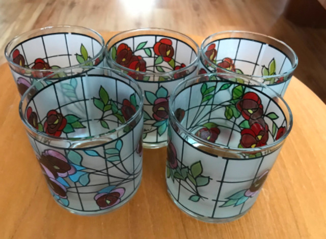 Five Vintage 1987 signed Cutler 8oz glasses Stain Glass Flowers in Arts & Collectibles in Winnipeg - Image 2