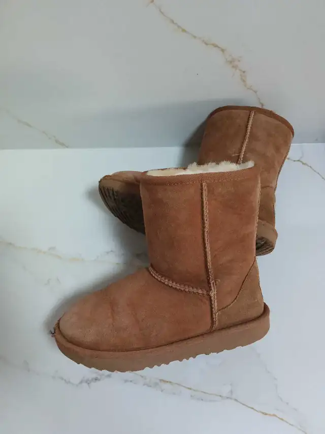 UGG boots size US 1 in Kids & Youth in Oakville / Halton Region - Image 8