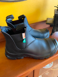 Never Worn Altra Galvan Men's CSA Chelsea Steel Toe Leather Boot