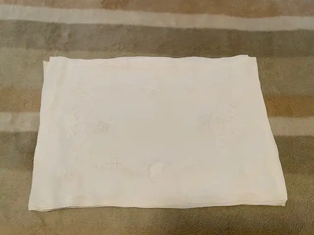 Linen napkins and placemats63234578450307122