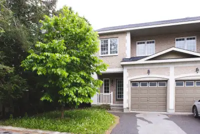 Welcome to 74 Dundalk Pvt! This immaculate, bright & cheerful, open concept home (end unit) in Stone...