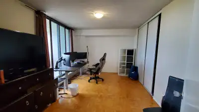 LARGE ROOM FOR RENT WITH PRIVATE BALCONY. MUST SEE! $975.00 Male or Female Roommate for 2 Bedrooms A...