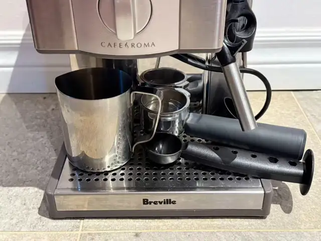 Breville Café Roma Espresso Machine ESP8XL in Coffee Makers in Markham / York Region - Image 3