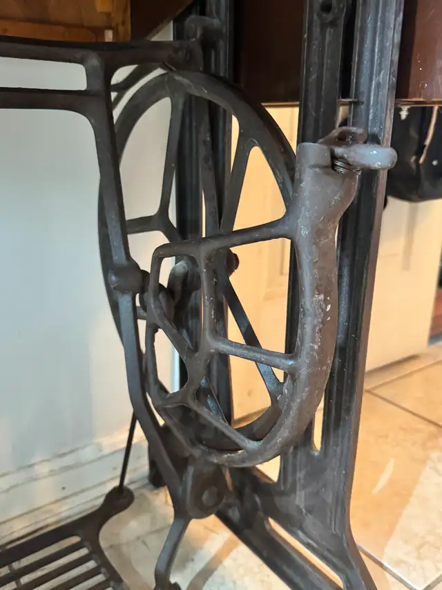 Vintage SINGER TREADLE Cast Iron and Wooden Cabinet Desk in Other Tables in City of Toronto - Image 4