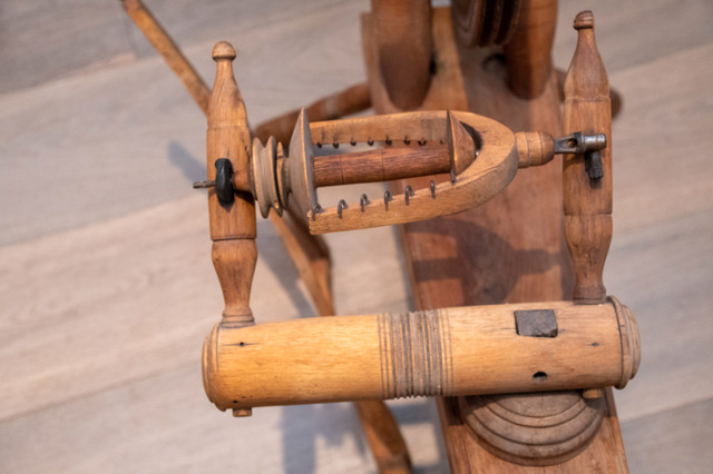 Antique Spinning Wheel in Arts & Collectibles in City of Toronto - Image 2