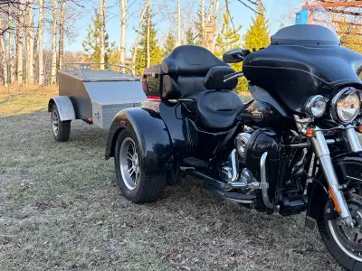 Awesome Harley Trike, comes with a matching trailer. Has a upgraded electrical package. Odometer rea...