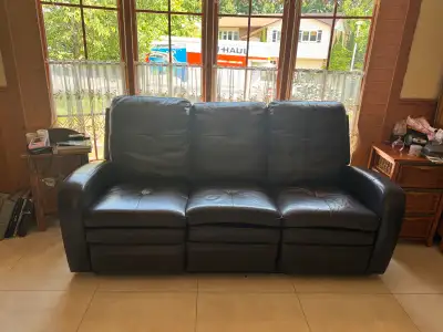 1 sofa et une causeuse en cuir véritable de première qualité. Utilisé par une personne seule. Presqu...