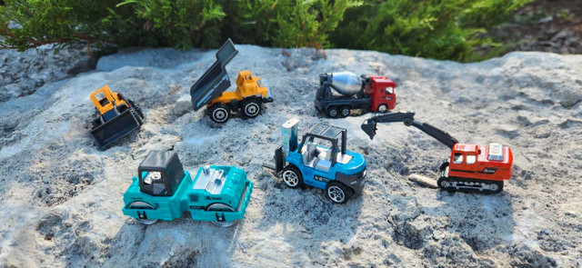Toy construction trucks set of 6 in Toys & Games in Oakville / Halton Region - Image 4