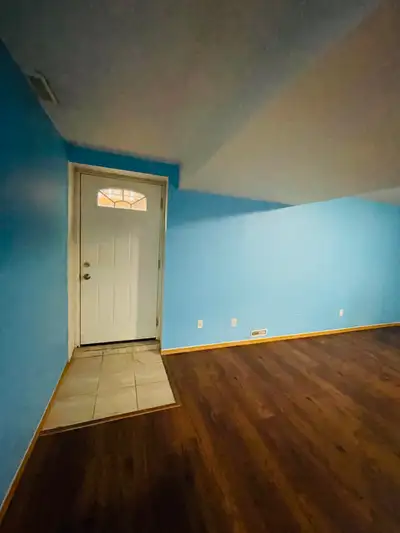 2 Bedroom Legal (City of Calgary approved) basement suite with private/separate entrance, just renov...