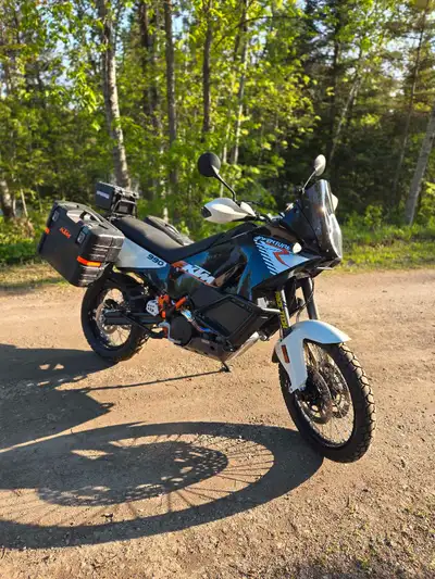 2010 ktm 990 adventure R, considered to be one of the best adventure bikes. This is a true do it all...