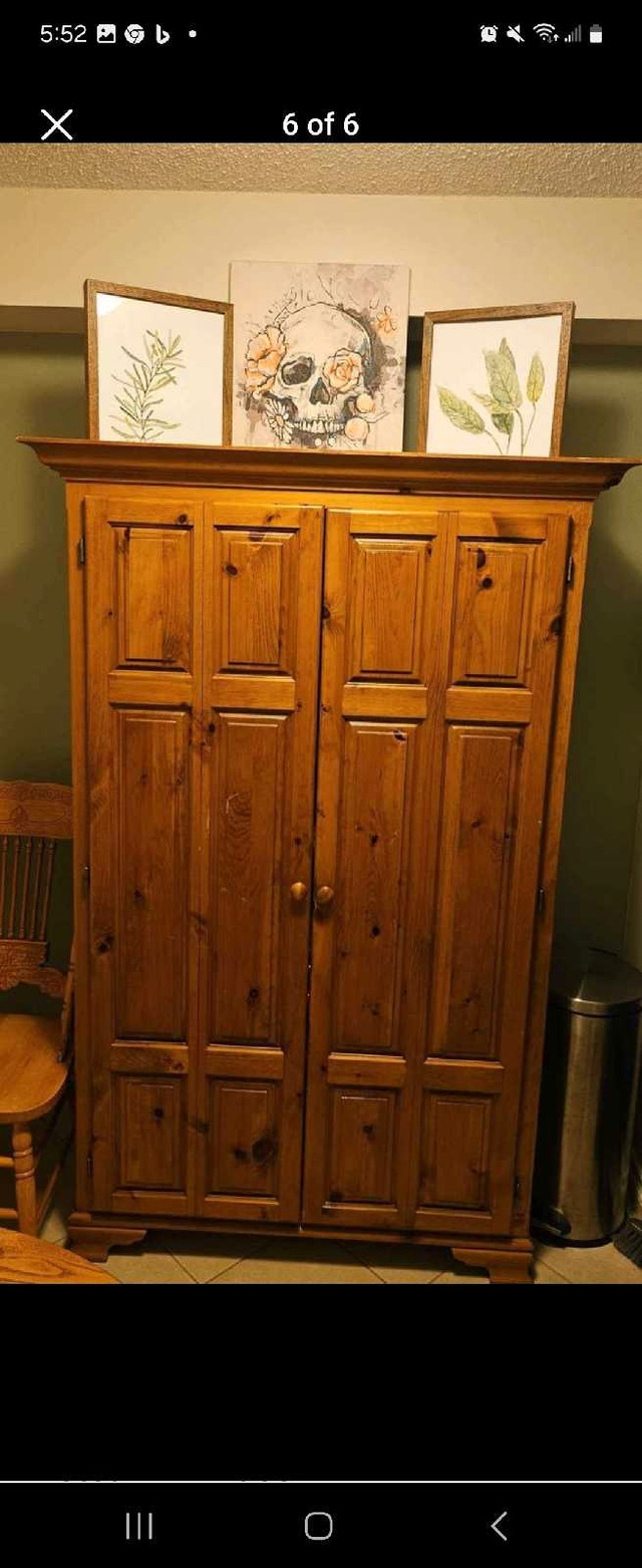 Solid pine computer desk (Armoire) in Multi-item in Guelph