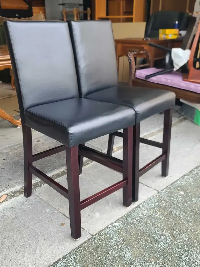 Set of 2 Black Faux Leather Counter Stools in Chairs & Recliners in Delta/Surrey/Langley - Image 6