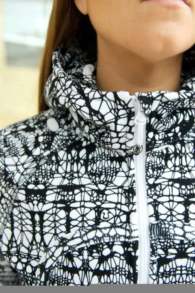 Lululemon White Black Glacier Lace Scuba Hoodie sz 6 in Women's - Tops & Outerwear in Mississauga / Peel Region - Image 3