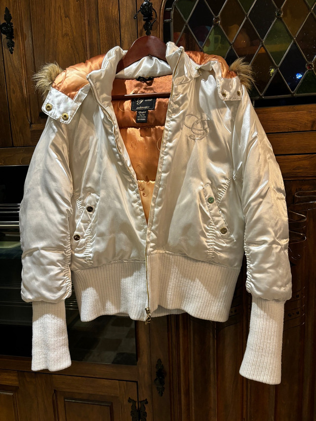 Woman’s Winter Puff Jacket with Hood dans Femmes - Hauts et vêtements d'extérieur  à Ville de Montréal - Image 2