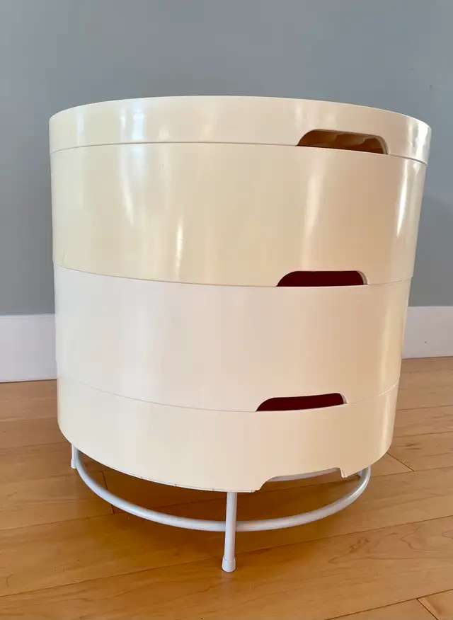 IKEA plastic side table63009267394689123