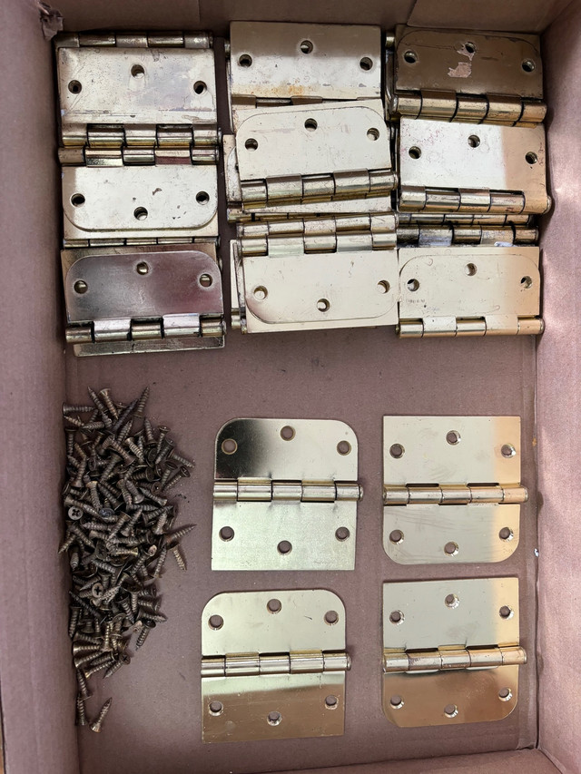 28 Brass Coloured 3.5” Steel Reversible Hinges in Hardware, Nails & Screws in Prince Albert - Image 2