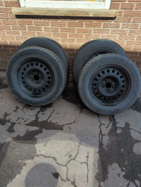 235-65-17 x 4 pneus et rims metal