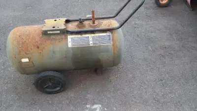 Air compressor tank, 30G (US)/118 L, with wheells. 16x36 In . $60. The price can be negotiated. 613-...