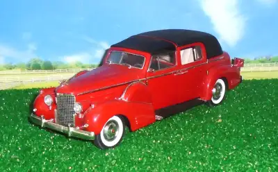 Modèle Signature...De ma collection...Cadillac Fleetwood 1938 neuve...Echelle 1:18...Rouge...Pas de...