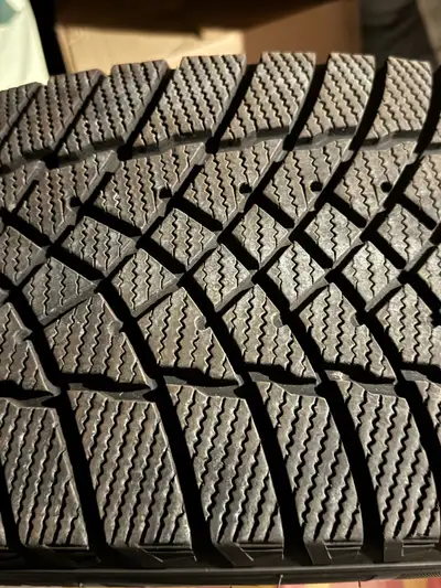 I'm selling a single Motomaster Winter Edge II winter tire, size 235/65R18. This tire has been previ...