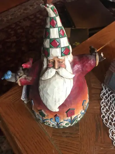 This Heartwood Creek Santa figurine by Jim Shore is a charming collectible featuring intricate detai...