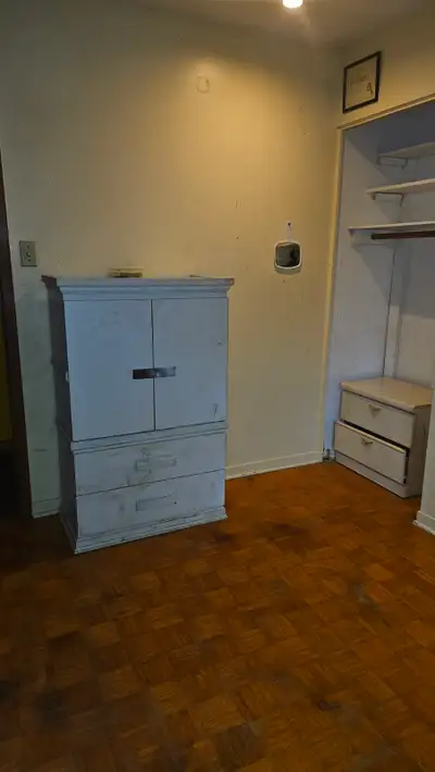 We are looking for a housemate in our 4 bedroom home. Room would fit a double bed. Close to the 4, 1...