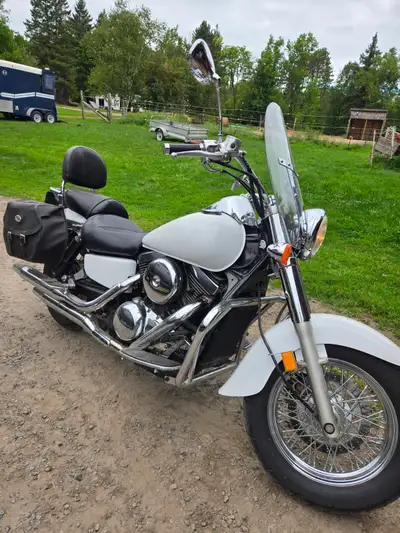 2004 Kawasaki Vulcan 1500. Saddle bags and windshield. Good condition