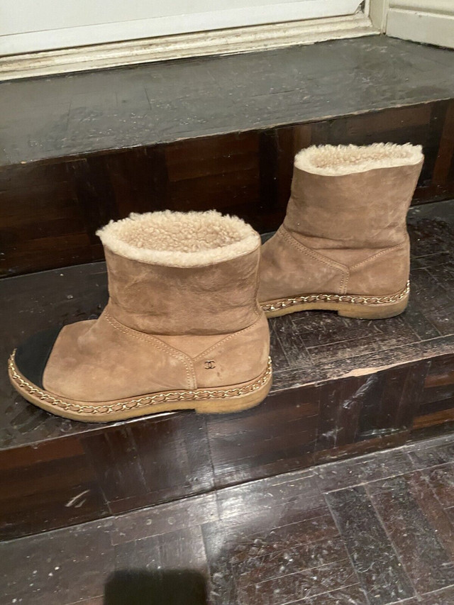 Chanel sheepskin boots dans Femmes - Chaussures  à Ville de Montréal - Image 2