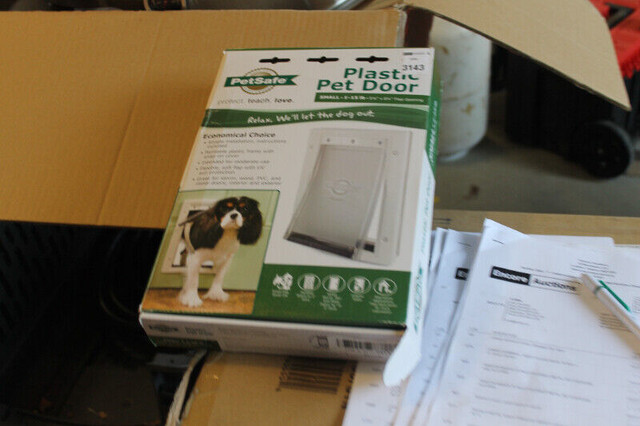 Petsafe Plastic Pet Door Small 5 1/8 x 8 1/4 Flap NEw in Box in Other in Sarnia