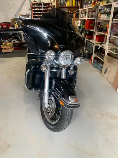 Lowering kit Stage one kit Screaming eagles muffler New battery last summer New back tire 3000km on...