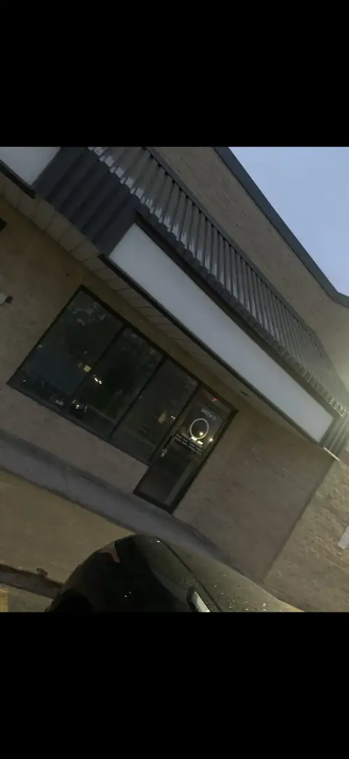 Facing William parkway great exposure 2000 sqft in total commercial unit for rent 1000 sqft offices...