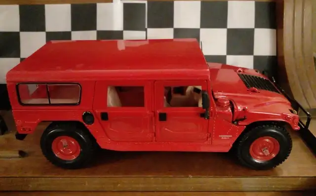 Diecast 1:18 Hummer H1 wagon hard top in Arts & Collectibles in City of Montréal - Image 3