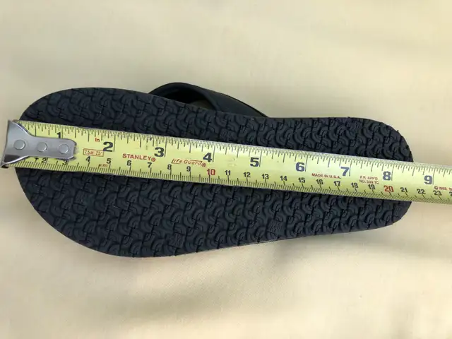 Kids North Face Flip Flops, Size 1.5, $10 in Kids & Youth in Edmonton - Image 4