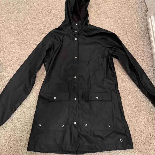 Herschel Rain Jacket - Women’s medium in Women's - Tops & Outerwear in Calgary - Image 2