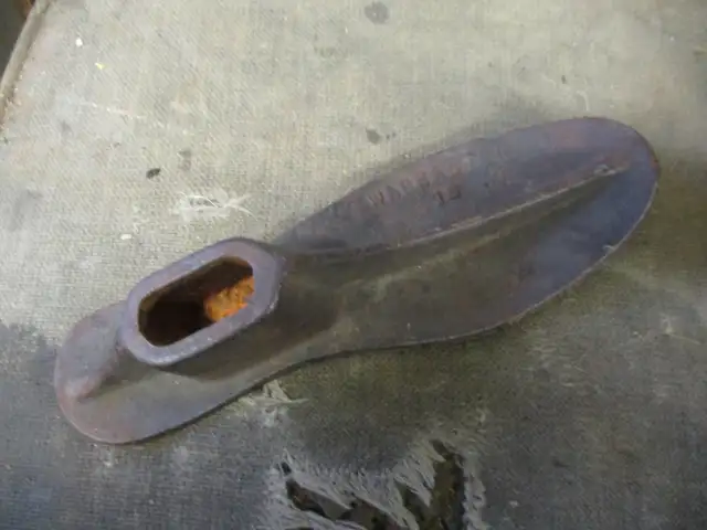 OLD VINTAGE CAST IRON COBBLERS SHOE FORM $5.00 REPAIR DECOR in Home Décor & Accents in Winnipeg - Image 2