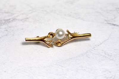 BR-65-Vintage Pearl Brooch – Gold Tone Branch Pin – Elegant Jewe, View more