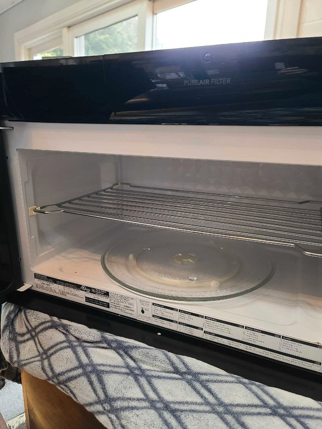 Over-range microwave in Microwaves & Cookers in Kawartha Lakes - Image 2