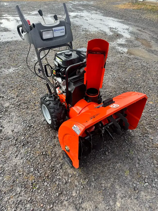 souffleuse a neige husqvarna 30po in Snowblowers in Trois-Rivières - Image 2