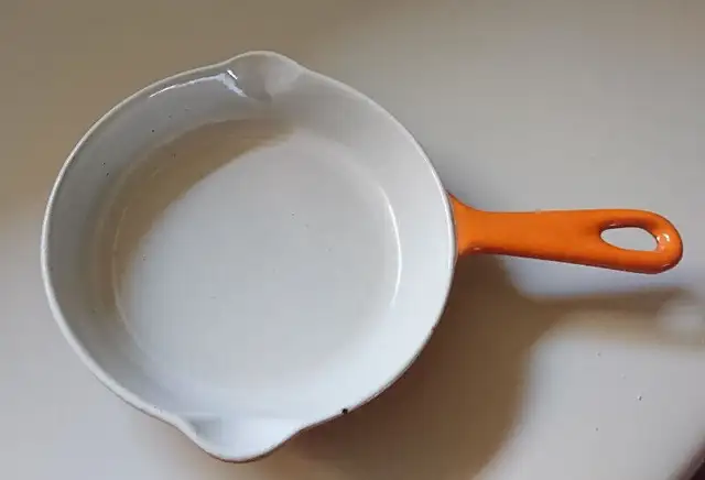 Vintage LE CREUSET Orange Enameled Cast Iron 6.5" Skillet Pan in Arts & Collectibles in Oshawa / Durham Region - Image 4