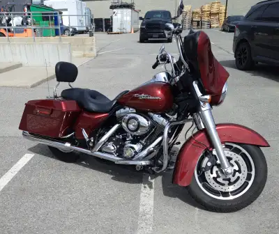 Harley-Davidson FLHX Street Glide 2008, 95 795km, moteur Twin Cam 96 de 1 584 cc, transmission à 6 v...