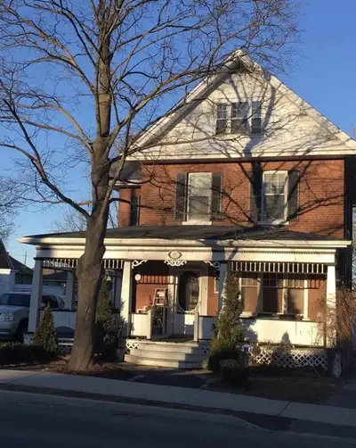 Central location in Lindsay.Upper 3rd floor. Shared Kitchen/Bath. No parking/Laundry Available immed...