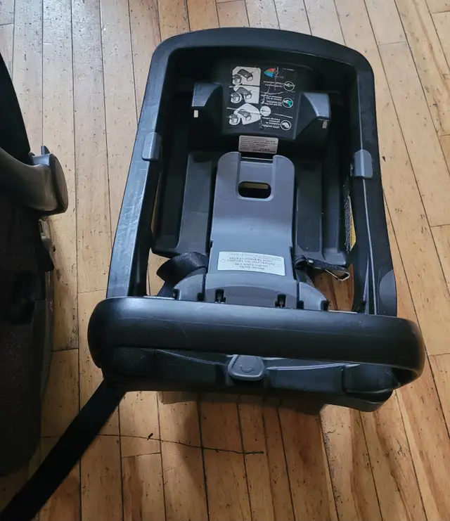 INFANTS CAR SEAT REAR-FACEING in Other in St. John's - Image 5