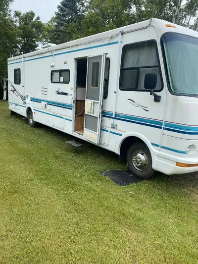 FOR SALE: 1998 Coachman Motorhome – 34ft of Classic Adventure! Located in Balls Creek | Asking $16,5...