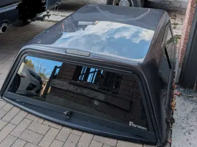 Fibrobec Truck Cap came off the 2015 Dodge Ram 1500 , 6.5ft, front window, locking key, attachment b...