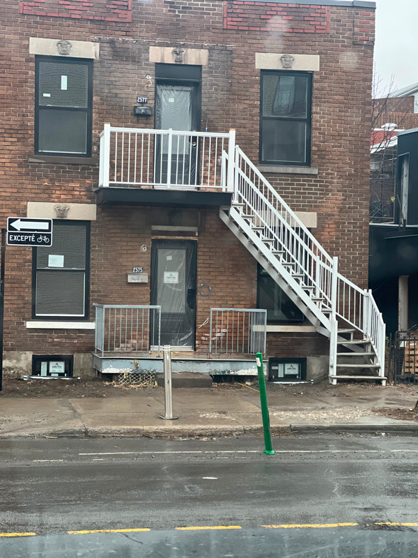 Escalier et balcon d'extérieur blanc aluminium en très bon état dans Autre  à Ville de Montréal - Image 2