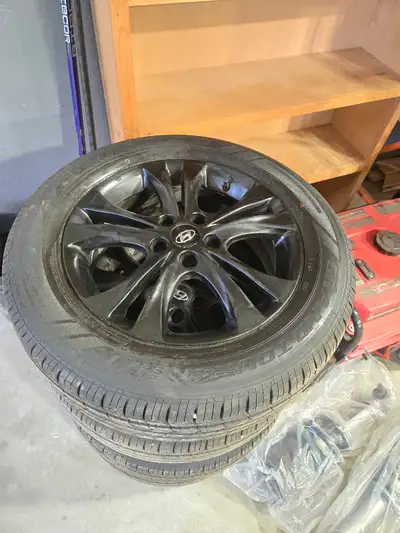 Set of 17 inch rims and all season tires off a 2017 hyundai tucson, will fit hyundai Sante fe and so...