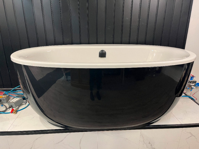 Hytec - 5.5' Freestanding Bath Tub with fluted apron in Bathwares in Saskatoon - Image 2