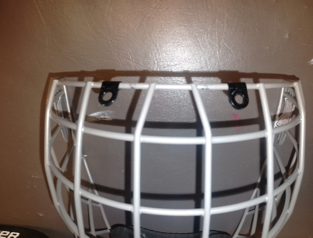Bauer 2100 Hockey Helmet Cage Face Mask in Hockey in Oshawa / Durham Region - Image 3