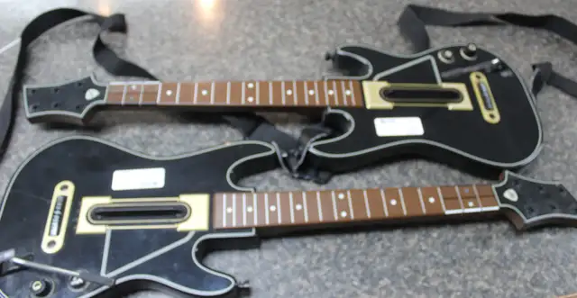 Guitar Hero Live with 2 guitars (Xbox One) in XBOX One in Peterborough - Image 4